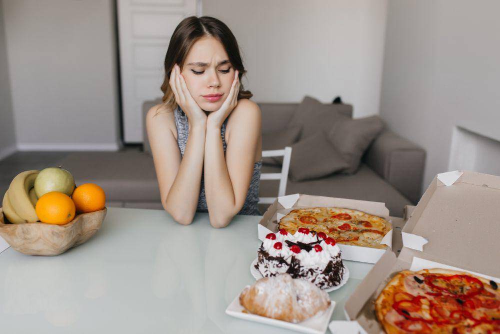 Ilustrasi wanita memandang kue (freepik.com/lookstudio)