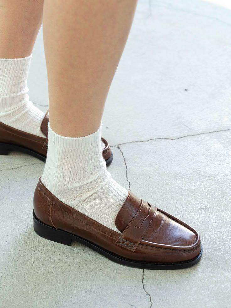 Ilustrasi penny loafers. (pinterest.com/W Concept)