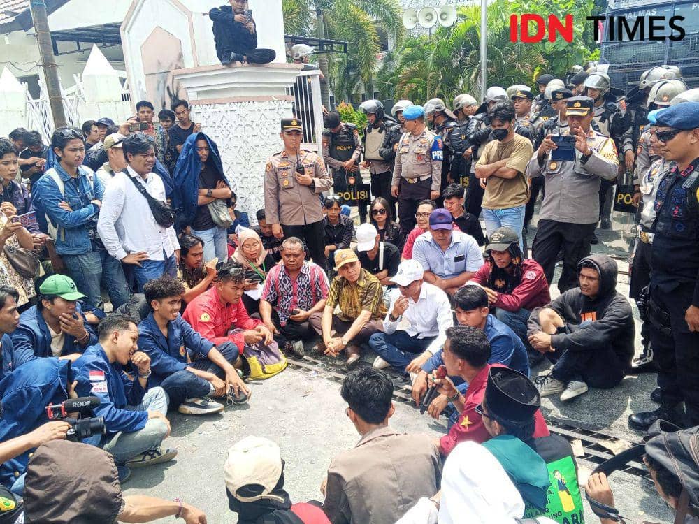 Anggota DPRD NTB menemui massa aksi. (IDN Times/Muhammad Nasir)