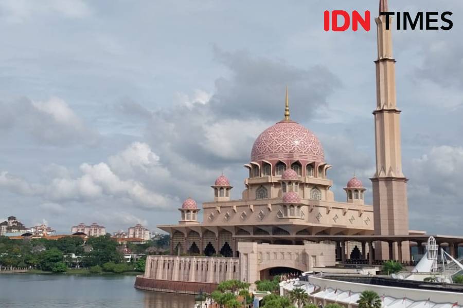 Potret Masjid Putra di Putrajaya, Malaysia (IDN Times/Fasrinisyah Suryaningtyas)