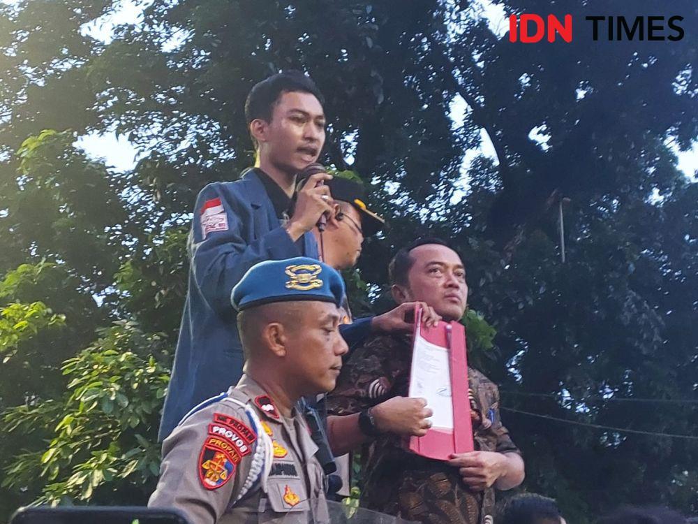 Massa BEM SI Ultimatum Prabowo Jawab Tuntutan Demo 2X24 Jam