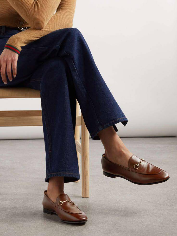 Ilustrasi horsebit loafers. (freepik.com/NET-A-PORTER)