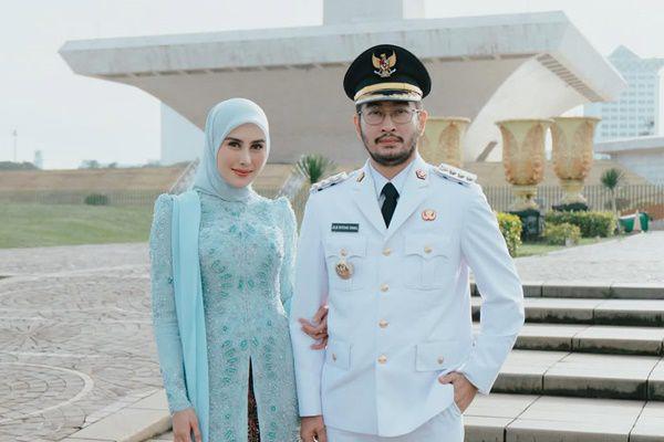 7 Potret Syahnaz Dampingi Jeje di Pelantikan Bupati Bandung Barat