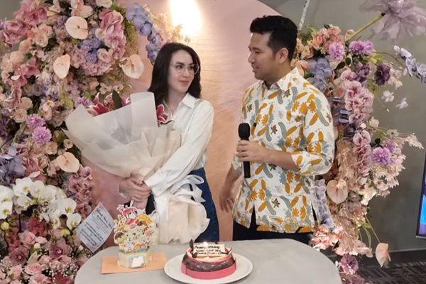 9 Potret Emil Dardak Kasih Kejutan di Ulang Tahun ke-31 Arumi Bachsin