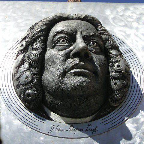 patung wajah Johan Sebastian Bach (commons.wikimedia.org/Nemracc)