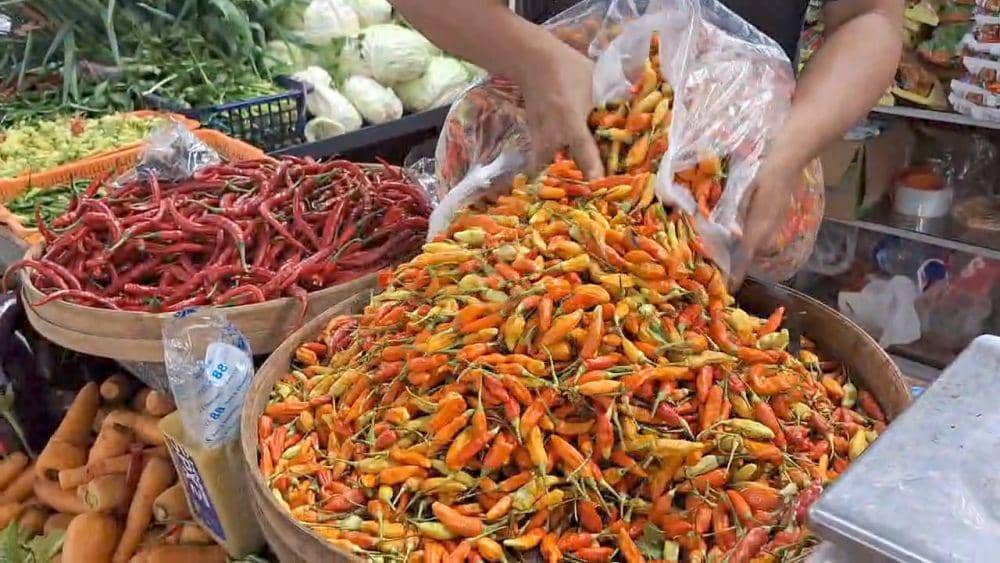 Suasana jual beli di pasar besar Ngawi jelang bulan suci Ramadan. IDN Times/ Riyanto.