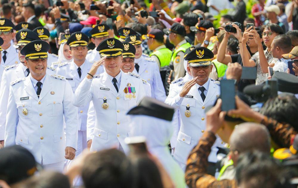 Siap Dilantik, Dedie-Jenal Jalan Kaki dari Monas ke Istana Merdeka