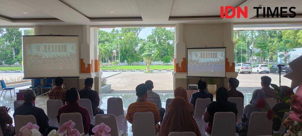 Pejabat Pemprov NTB nonton bareng pelantikan Gubernur dan Wakil Gubernur NTB Lalu Muhamad Iqbal - Indah Dhamayanti Putri. (IDN Times/Muhammad Nasir)
