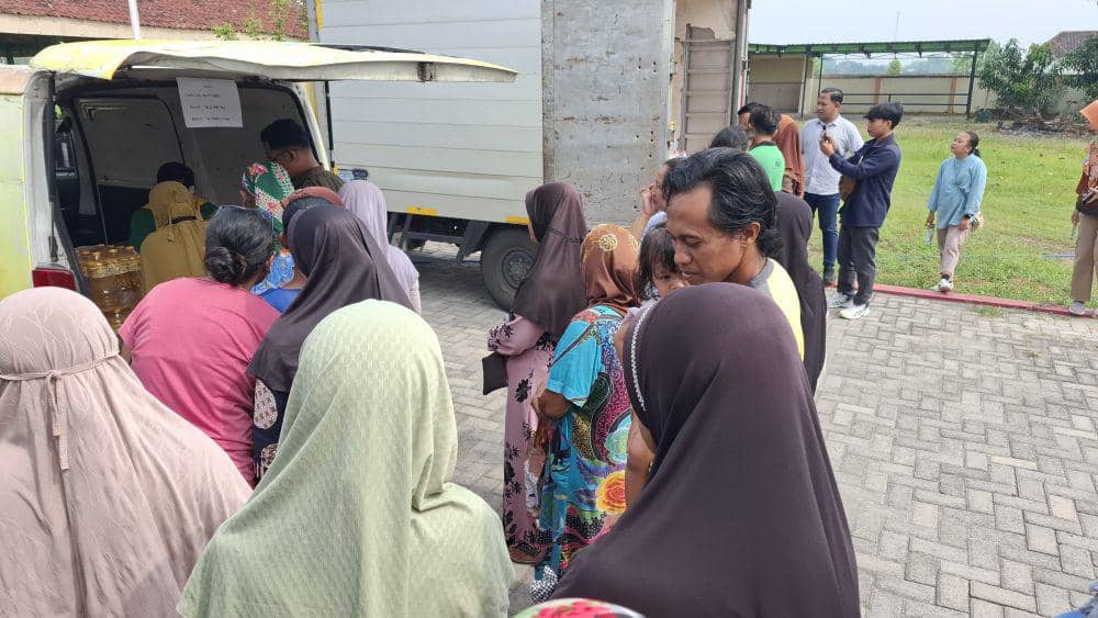 Warga serbu Gerakan Pangan Murah di Kantor Desa Sumberejo. IDN Times/ Riyanto.