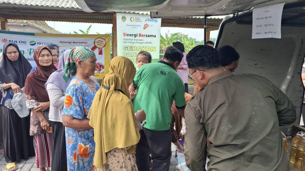 Warga serbu Gerakan Pangan Murah di Kantor Desa Sumberejo. IDN Times/ Riyanto.