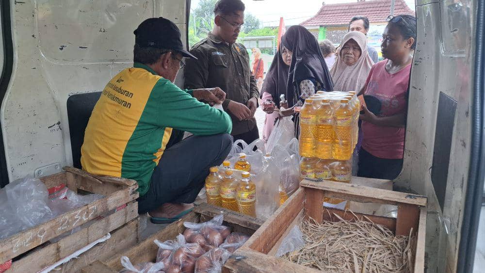 Warga serbu Gerakan Pangan Murah di Kantor Desa Sumberejo. IDN Times/ Riyanto.