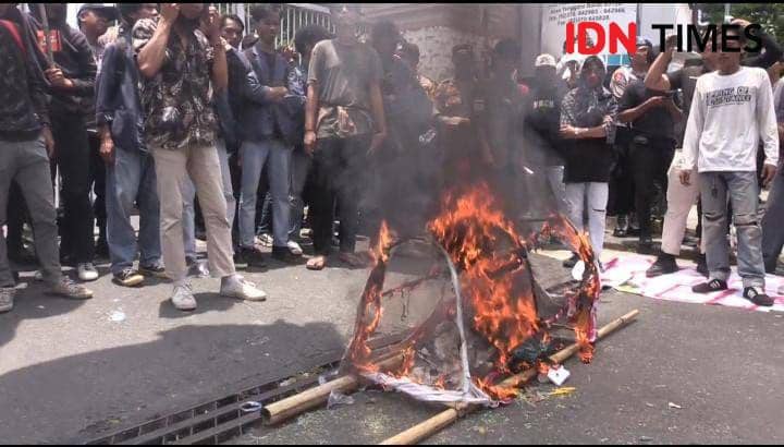 Demo Indonesia Gelap, Mahasiswa NTB Bakar Keranda dan Salat Jenazah