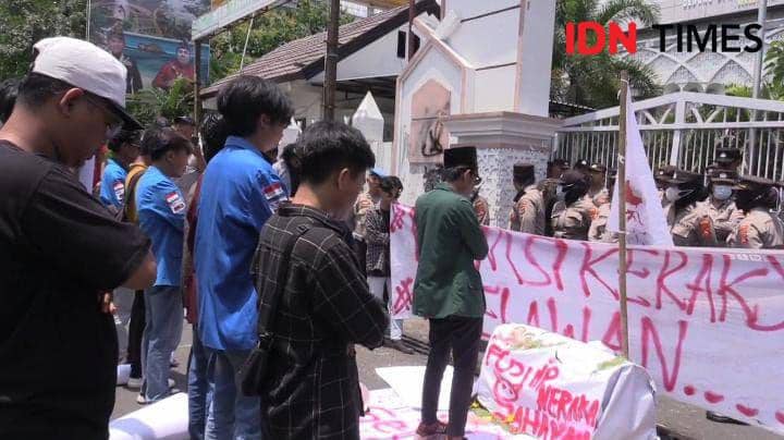 Mahasiswa menggelar salat jenazah di depan Kantor DPRD NTB. (IDN Times/Muhammad Nasir)