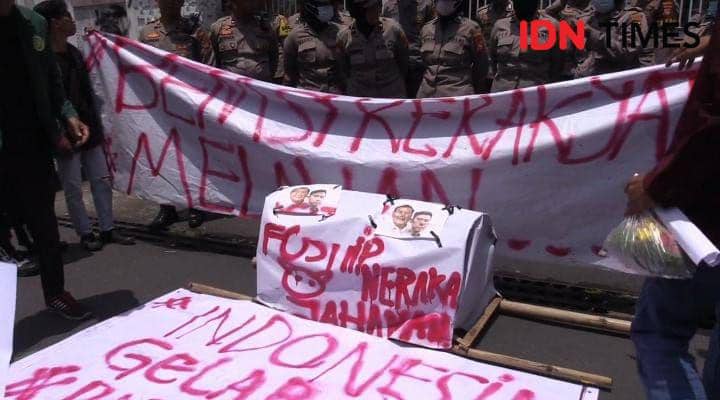 Keranda yang dibawa mahasiswa saat aksi di depan Kantor DPRD NTB, Kamis (20/2/2025). (IDN Times/Muhammad Nasir)
