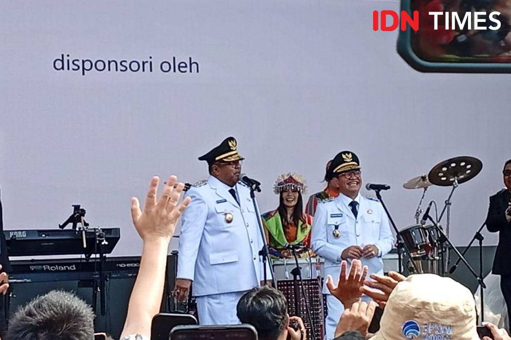 Gubernur dan Wakil Gubernur Pramono Anung dan Rano Karno menyapa para relawan dan masyarakat Jakarta di panggung rakyat yang ada di Balai Kota, Kamis (20/2/2025). (IDN Times/Dini Suciatiningrum)