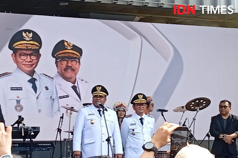 Gubernur dan Wakil Gubernur Pramono Anung dan Rano Karno menyapa para relawan dan masyarakat Jakarta di panggung rakyat yang ada di Balai Kota, Kamis (20/2/2025). (IDN Times/Dini Suciatiningrum)