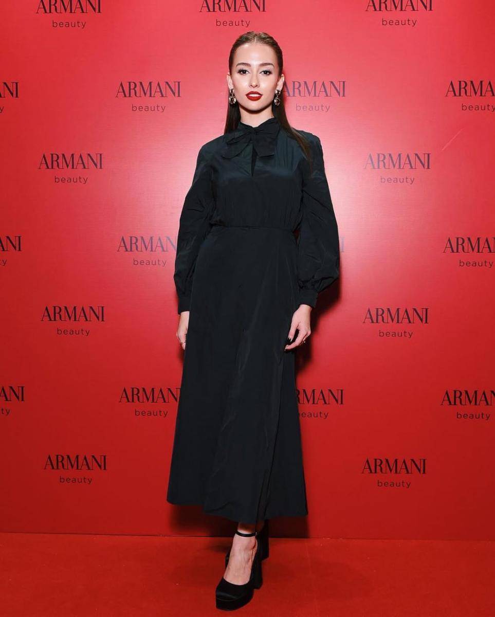 OOTD warna gelap yang elegan ala Anna Jobling