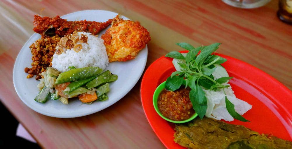7 Makanan Indonesia di Tanah Suci, Ada Warung Madura Lho!