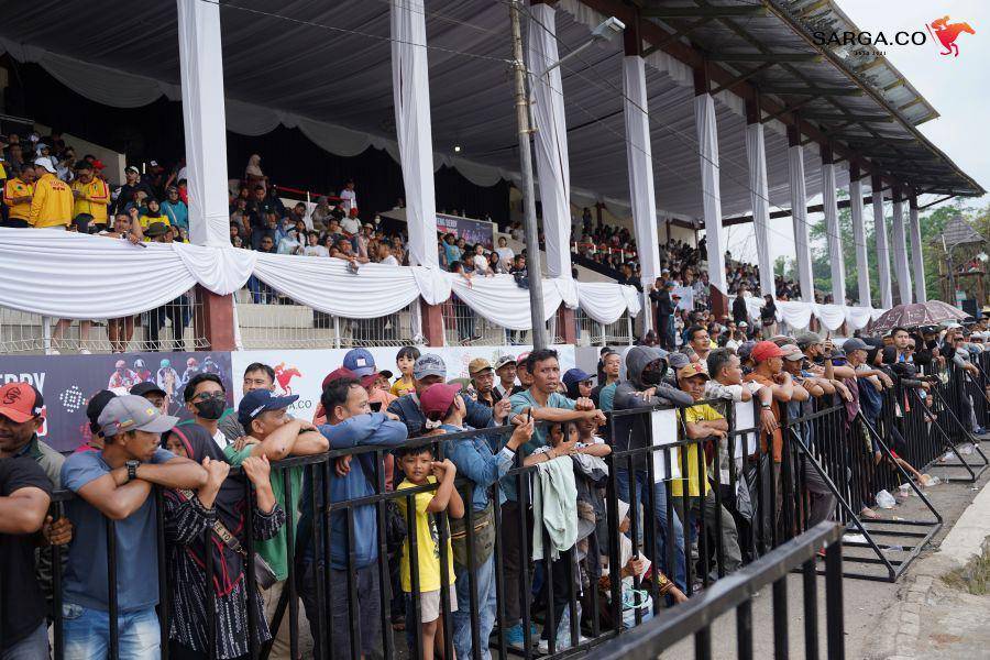 Animo penonton menyaksikan balapan dalam Jateng Derby, seri pertama dari The Race of Rising Stars 2025 (Dokumentasi Sarga)
