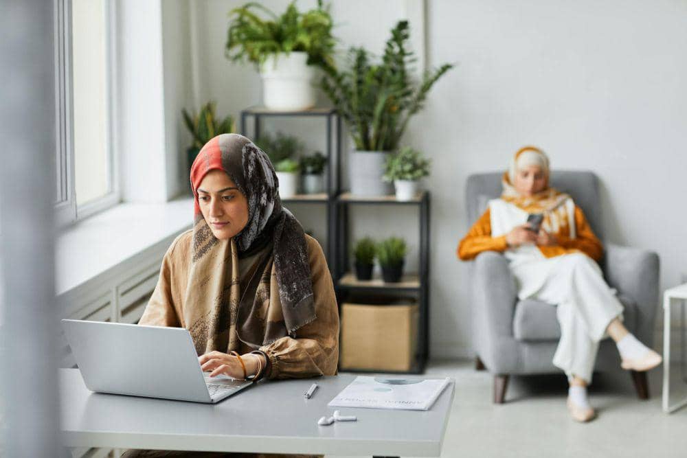 ilustrasi perempuan berhijab bekerja di kantor (pexels.com/Cedric Fauntleroy)
