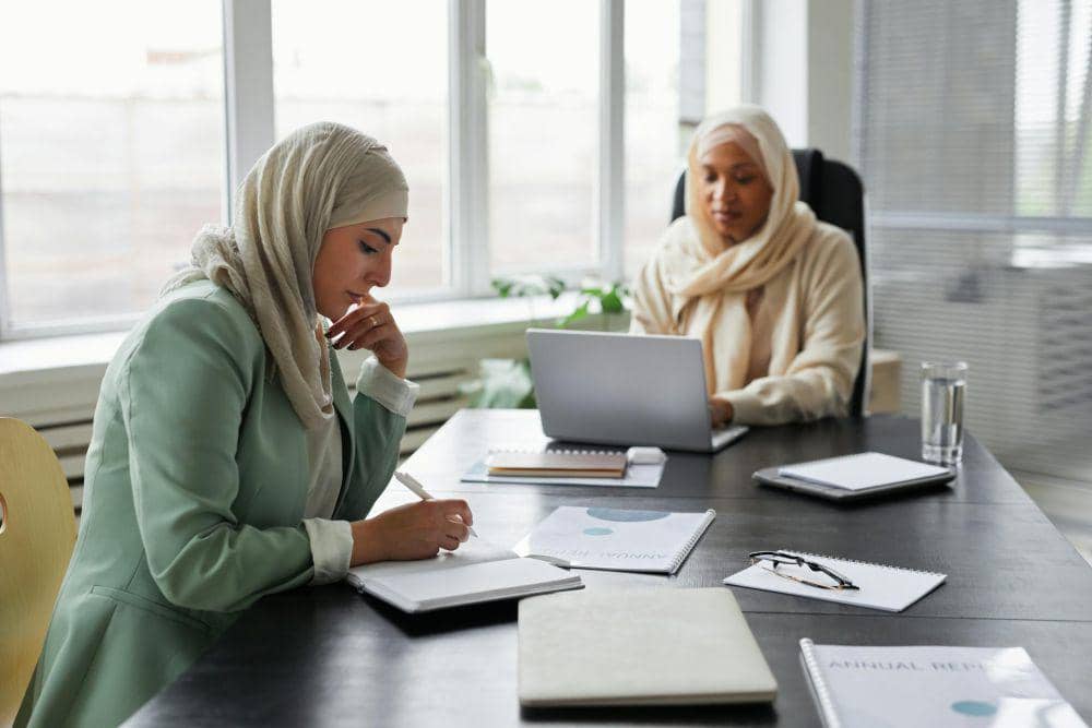 ilustrasi perempuan berhijab bekerja di kantor (pexels.com/Fauntleroy)