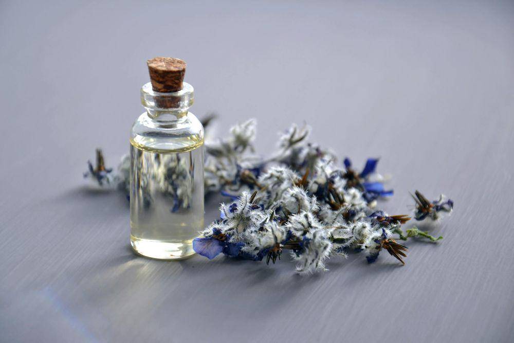 ilustrasi essential oil (pexels.com/@mareefe)