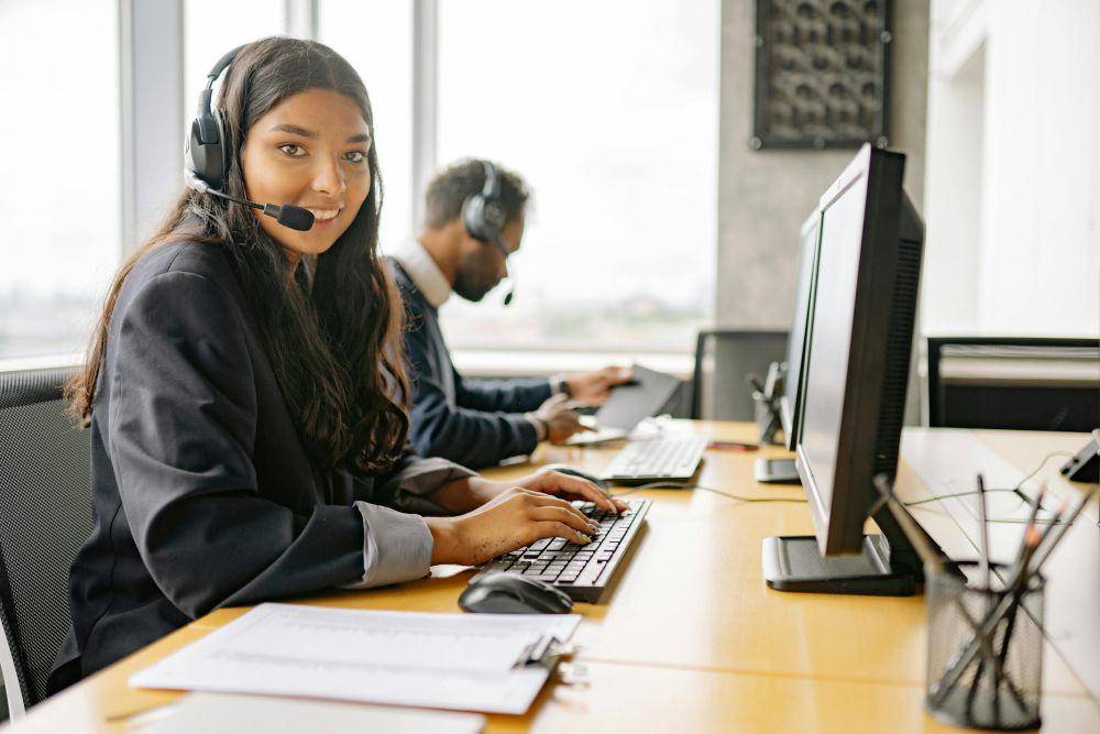ilustrasi bekerja sebagai customer service (pexels.com/Yan Krukau)