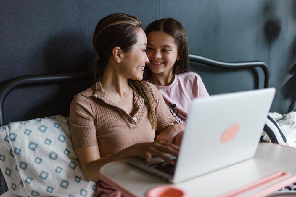 Ilustrasi perempuan menjaga privasi (pexels.com/RDNE Stock project)