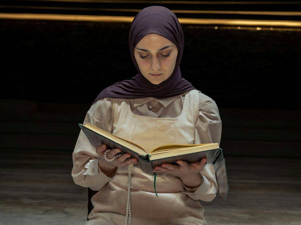 ilustrasi membaca Al-Quran (pexels.com/Zeynep Sude Emek)