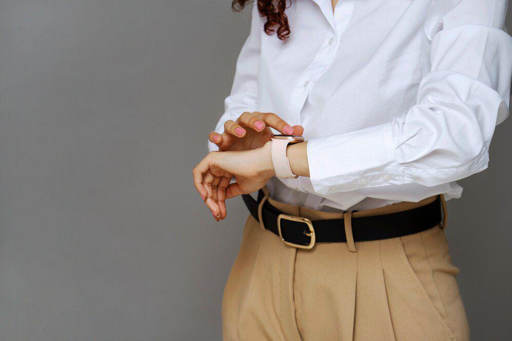12 Inspirasi Outfit Ikat Pinggang Wanita, Bikin Elegan