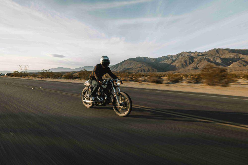 ilustrasi pria mengendarai motor (unsplash.com/Spencer Davis)