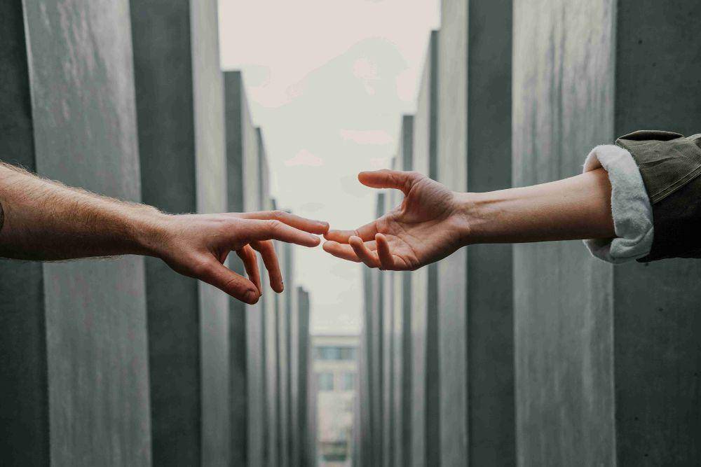 ilustrasi altruistic love dalam kehidupan sosial (unsplash.com/Toa Heftiba)