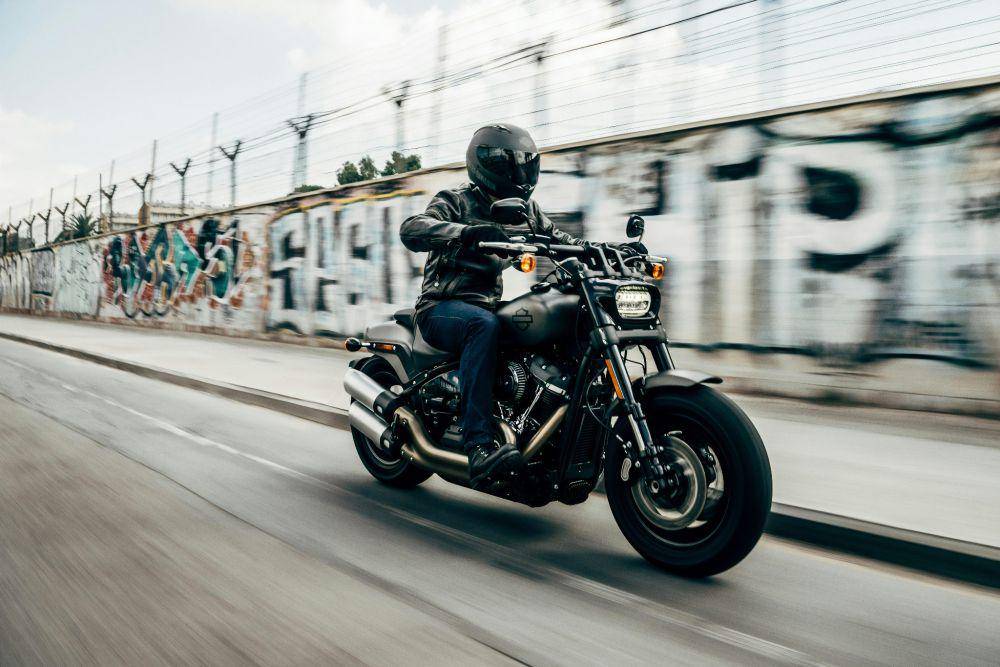 ilustrasi pria mengendarai motor (unsplash.com/Harley-Davidson)