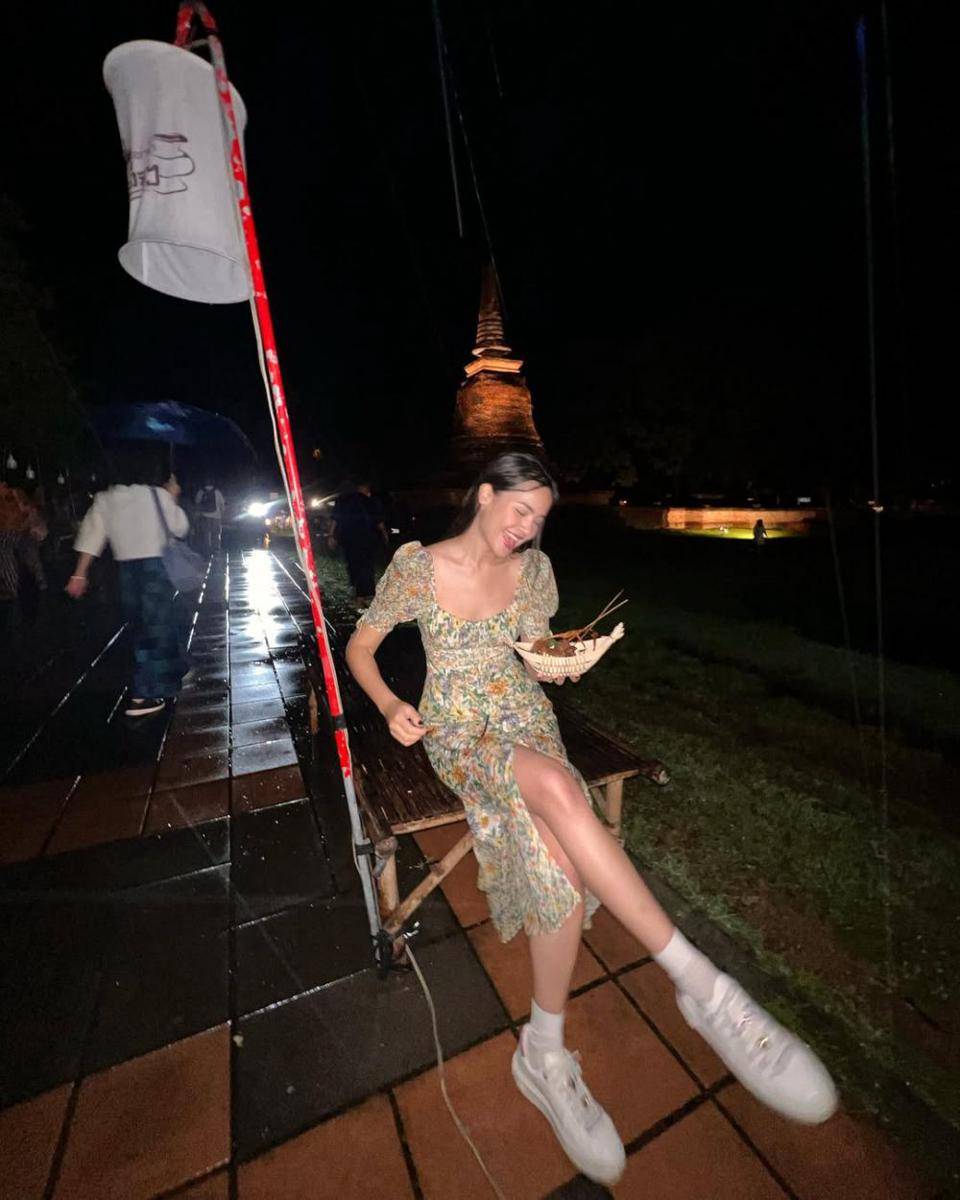 OOTD hangout Yaya Urassaya Sperbund (instagram.com/urassayas)