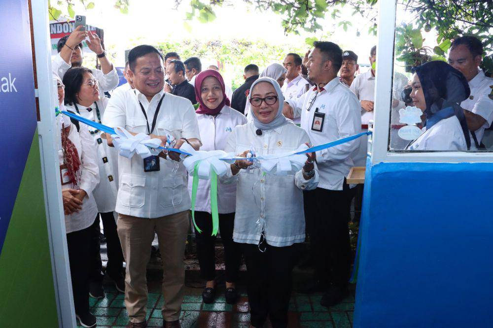 Menteri Pemberdayaan Perempuan dan Perlindungan Anak (Menteri PPPA) Arifah Fauzi meluncurkan Ruang Pintar PNM di Ruang Bersama Indonesia (RBI) Kampung Jimpitan, Tangerang, pada Rabu (19/2/2025) (Dok. Humas KemenPPPA)