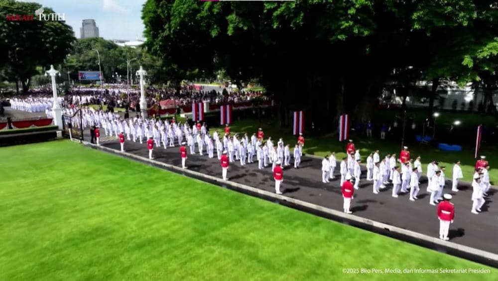 Rombongan kepala daerah mengenakan pakaian dinas upacara putih memasuki kawasan Istana Kepresidenan untuk dilantik oleh Presiden Prabowo. (youtube.com/Sekretariat Presiden)