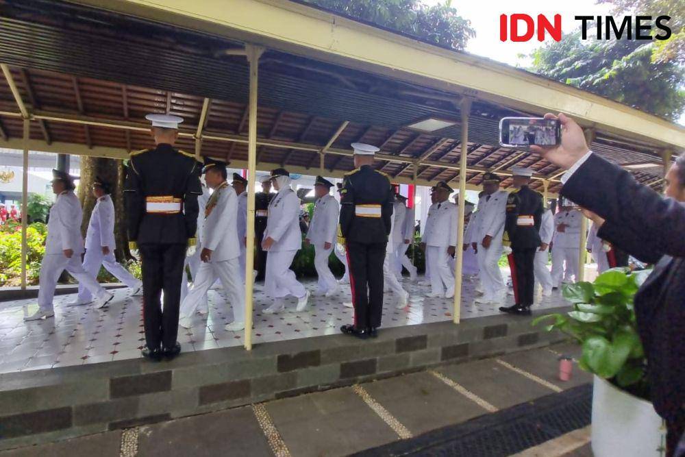 Rombongan kepala daerah mengenakan pakaian dinas upacara putih memasuki kawasan Istana Kepresidenan untuk dilantik oleh Presiden Prabowo. (IDN Times/Ilman Nafi'an)