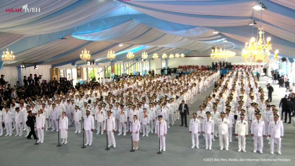 Rombongan kepala daerah mengenakan pakaian dinas upacara putih di kawasan Istana Kepresidenan untuk dilantik oleh Presiden Prabowo. (youtube.com/Sekretariat Presiden)