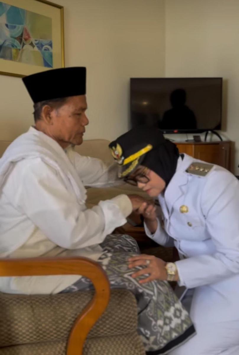 Potret Haru Bupati Lamtim Ela Minta Restu Sebelum Pelantikan