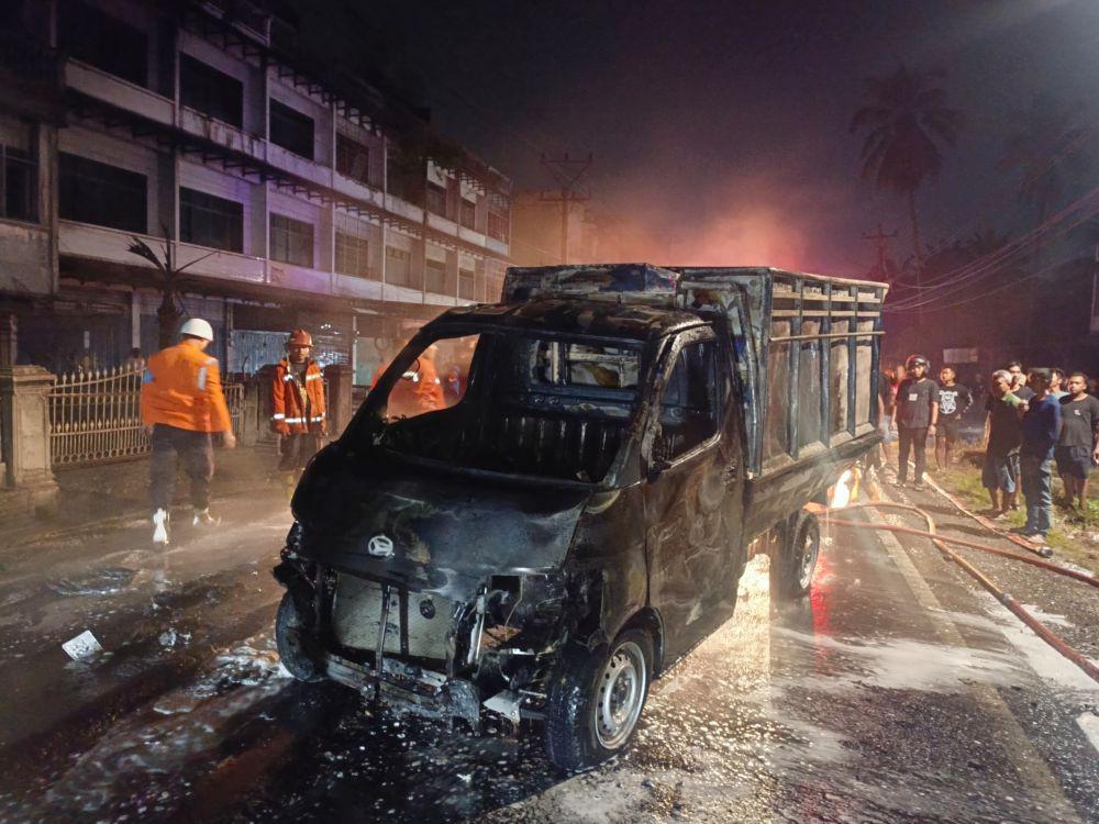 Kejar-kejaran, Pikap Pengangkut BBM Terguling dan Terbakar di Binjai
