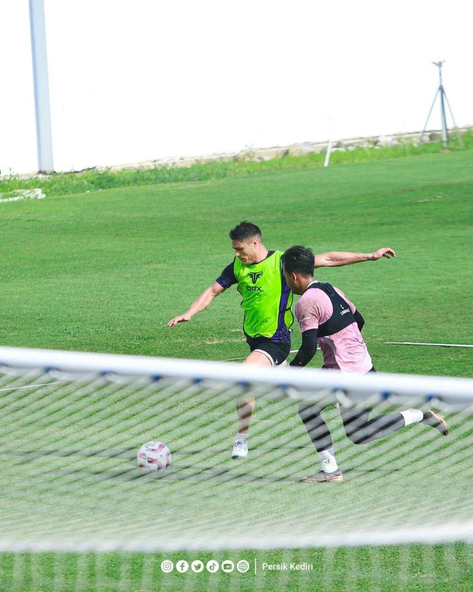 Pemain Persik Kediri saat berlatih. Instagram.com/ persikfcofficial