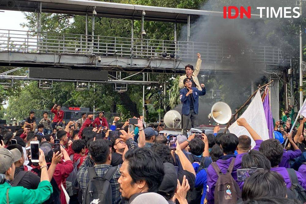 Mahasiswa yang merupakan massa dari BEM SI berdemonstrasi di area Patung Kuda, Jakarta Pusat. (IDN Times/Irfan Fathurohman)