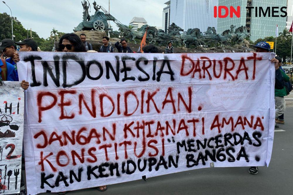 Mahasiswa Lepas Almamater di Aksi Indonesia Gelap Hari Ini