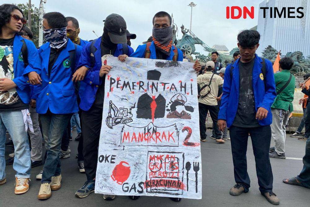 Mahasiswa yang merupakan massa dari BEM SI berdemonstrasi di area Patung Kuda, Jakarta Pusat. (IDN Times/Irfan Fathurohman)