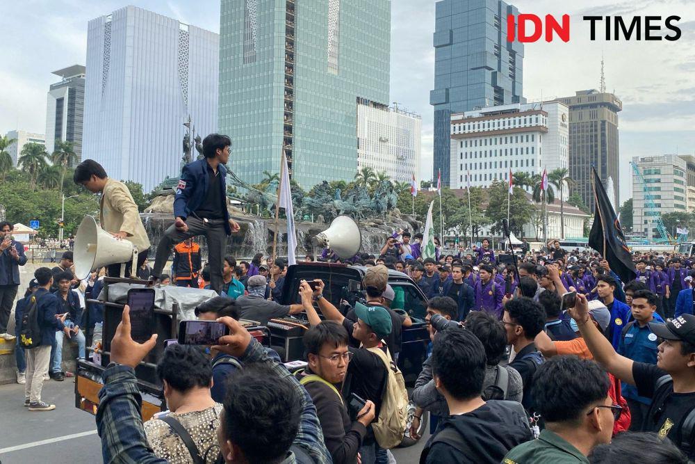 Demonstran Indonesia Gelap Coba Robohkan Barikade Polisi