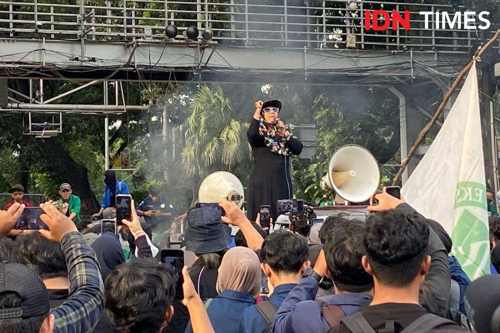 Perwakilan Aliansi Emak-Emak Indonesia, Raden Roro Neno berorasi di depan ratusan mahasiswa yang tergabung dalam BEM SI di Jalan Merdeka Barat, Jakarta Pusat, Kamis (20/2/2025). (IDN Times/Irfan Fathurohman)