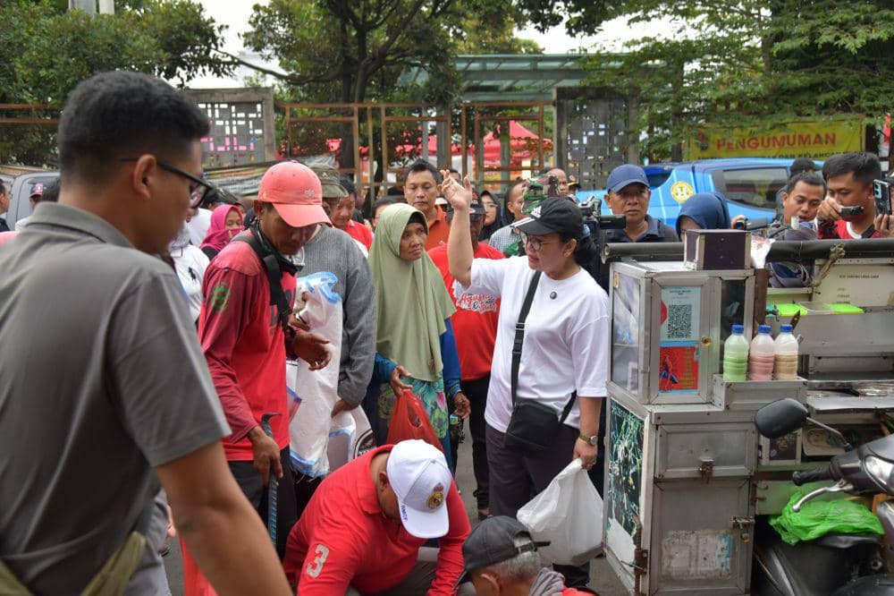 Wali Kota Semarang, Agustina Wilujeng Pramestuti bersih-bersih di kawasan Alun-Alun Pasar Johar dan Masjid Agung Semarang, Jumat (21/2/2025). (Dok. Pemkot Semarang)