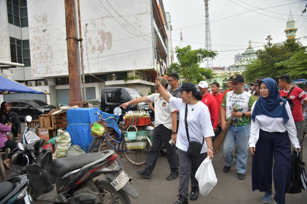 Wali Kota Semarang, Agustina Wilujeng Pramestuti bersih-bersih di kawasan Alun-Alun Pasar Johar dan Masjid Agung Semarang, Jumat (21/2/2025). (Dok. Pemkot Semarang)