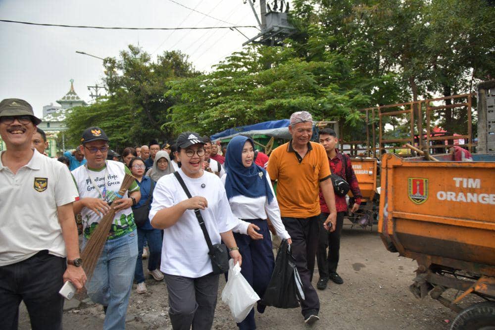 Wali Kota Semarang, Agustina Wilujeng Pramestuti bersih-bersih di kawasan Alun-Alun Pasar Johar dan Masjid Agung Semarang, Jumat (21/2/2025). (Dok. Pemkot Semarang)