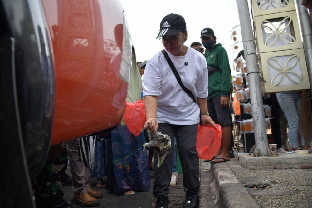 Tunda Ikut Retreat, Wali Kota Semarang Malah Nyapu di Area Pasar Johar